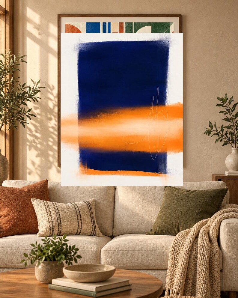 K&ouml;nnte beinhalten: Ein rechteckiger Wandkunstdruck mit einem gro&szlig;en, vertikalen dunkelblauen Block, der auf einem wei&szlig;en Hintergrund zentriert ist. Ein horizontales, verschwommenes orangefarbenes Band kreuzt die Mitte des blauen Blocks, mit feinen wei&szlig;en Linien.