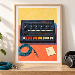 Op de afbeelding: Een ingelijste kunstdruk met een zwarte Roland TR-808 Rhythm Composer drumcomputer met oranje en witte knoppen, een blauwe opgerolde audiokabel en een klein geel briefje met de tekst BD, SD, HH, 808 tegen een levendige oranje en gele achtergrond.