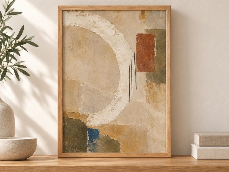 Puede incluir: Una l&aacute;mina de arte abstracto enmarcada que presenta una gran pincelada circular blanca, un bloque rectangular de color terracota y parches de verde oliva, amarillo mostaza y azul profundo sobre un fondo beige texturizado con tres l&iacute;neas negras.