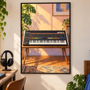 Op de afbeelding: Een ingelijste wandkunstprint met een Roland Jupiter-8 synthesizer op een houten tafel. De synthesizer heeft een zwart bedieningspaneel met talloze knoppen, schuifregelaars en een rij kleurrijke toetsen boven het standaard klavier.
