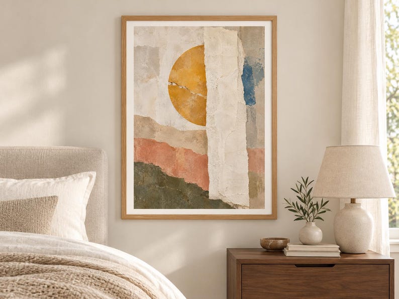 Puede incluir: Una impresi&oacute;n de arte mural abstracto enmarcada que presenta un gran c&iacute;rculo amarillo, una tira vertical de papel blanco texturizado y bandas horizontales superpuestas en tonos coral, verde oliva y azul sobre un fondo blanco roto.
