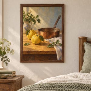 Op de afbeelding: Een ingelijste kunstdruk met een stilleven op een houten tafel. De compositie bevat twee gele kweeperen, een koperen pan met een handvat, een witte doek met blauwe strepen en een keramische kan gevuld met witte bloemen.