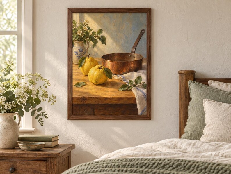 Op de afbeelding: Een ingelijste kunstdruk met een stilleven op een houten tafel. De compositie bevat twee gele kweeperen, een koperen pan met een handvat, een witte doek met blauwe strepen en een keramische kan gevuld met witte bloemen.