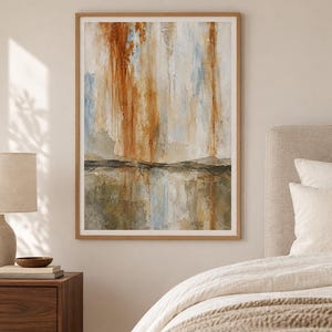Pu&ograve; includere: Una stampa artistica da parete rettangolare verticale in una cornice di legno chiaro con un dipinto astratto caratterizzato da strisce verticali nei toni dell'arancione bruciato, blu tenue e grigio spento, raffigurante un paesaggio con orizzonte.
