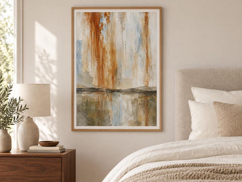 Pu&ograve; includere: Una stampa artistica da parete rettangolare verticale in una cornice di legno chiaro con un dipinto astratto caratterizzato da strisce verticali nei toni dell'arancione bruciato, blu tenue e grigio spento, raffigurante un paesaggio con orizzonte.
