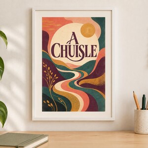Puede incluir: Una l&aacute;mina art&iacute;stica enmarcada que muestra un paisaje estilizado con colinas onduladas en tonos morado, verde azulado y coral. Un gran sol color crema se sit&uacute;a sobre un camino sinuoso. El texto A CHUISLE aparece en morado oscuro en el centro.