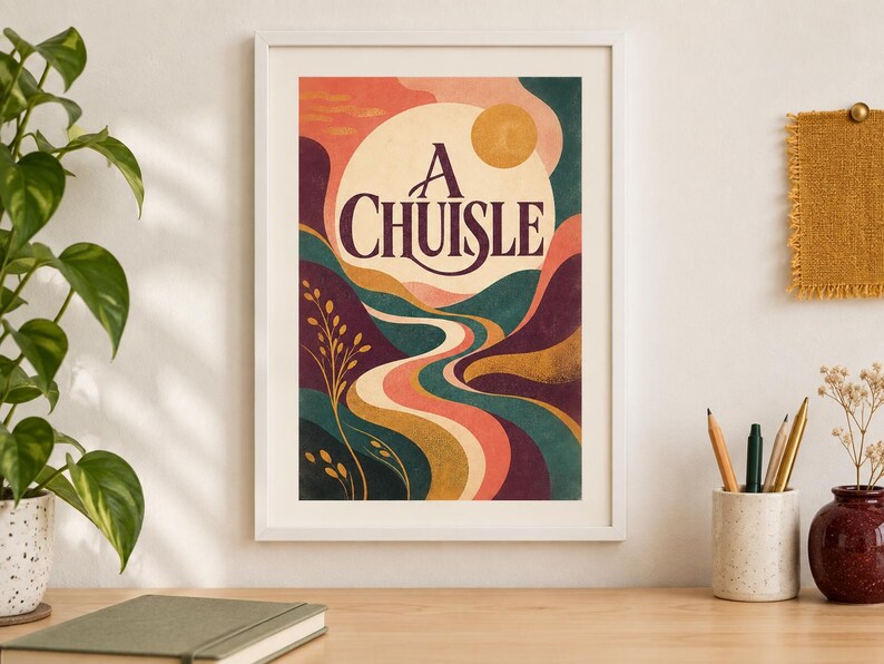 Puede incluir: Una l&aacute;mina art&iacute;stica enmarcada que muestra un paisaje estilizado con colinas onduladas en tonos morado, verde azulado y coral. Un gran sol color crema se sit&uacute;a sobre un camino sinuoso. El texto A CHUISLE aparece en morado oscuro en el centro.