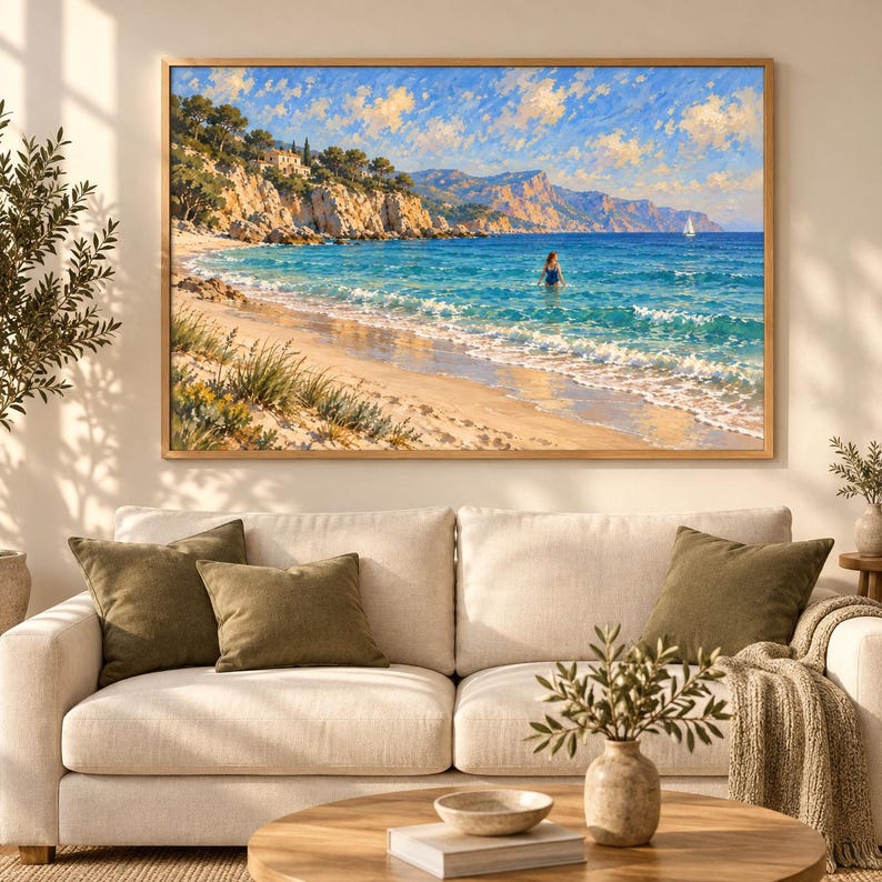 Puede incluir: Un cuadro de paisaje rectangular que muestra una escena costera soleada con una playa de arena, olas de color turquesa y acantilados rocosos. Una persona nada en el agua y se ve un peque&ntilde;o velero a lo lejos bajo un cielo azul brillante.