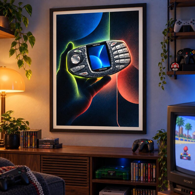 Puede incluir: Una l&aacute;mina de arte mural enmarcada que presenta una ilustraci&oacute;n estilizada de la consola port&aacute;til Nokia N-Gage. El dispositivo aparece en un entorno oscuro y brillante con vibrantes acentos de luz azul y roja, resaltando su teclado y pantalla.