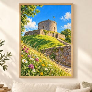 Puede incluir: Una impresi&oacute;n art&iacute;stica enmarcada que muestra una torre de piedra sobre una colina cubierta de hierba bajo un cielo azul brillante. El primer plano presenta un prado vibrante lleno de margaritas blancas y tr&eacute;boles morados con un camino.