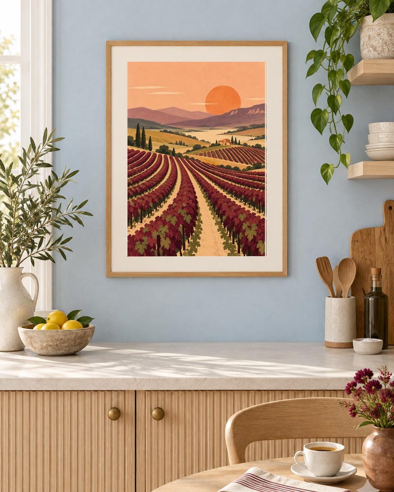 Pu&ograve; includere: Una stampa artistica da parete rettangolare in una cornice di legno chiaro che presenta un'illustrazione paesaggistica di un vigneto con filari di viti rosso scuro, colline e un grande sole arancione che tramonta all'orizzonte.