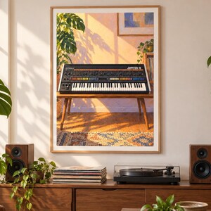 Op de afbeelding: Een ingelijste wandkunstprint met een Roland Jupiter-8 synthesizer op een houten tafel. De synthesizer heeft een zwart bedieningspaneel met kleurrijke knoppen, een wit toetsenbord en de tekst JUPITER-8 aan de rechterkant van het paneel.