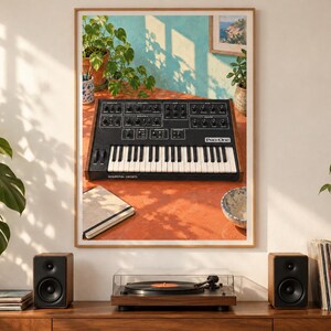 Pu&ograve; includere: Una stampa artistica da parete incorniciata che raffigura un sintetizzatore analogico nero Sequential Circuits Pro-One con tasti e manopole bianche, posizionato su una superficie arancione vivace con un taccuino e una ciotola, in una stanza con piante.