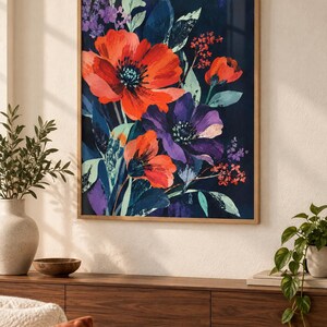 K&ouml;nnte beinhalten: Ein gerahmter Wandkunstdruck mit einem lebendigen Blumenarrangement vor einem dunkelblauen Hintergrund. Die Komposition zeigt gro&szlig;e, kr&auml;ftige orangefarbene und tiefviolette Bl&uuml;ten mit gr&uuml;nem Blattwerk, gestaltet in einem malerischen Stil mit sichtbaren Pinselstrichen.