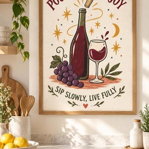 Puede incluir: Una l&aacute;mina enmarcada con una botella de vino, una copa de vino tinto y un racimo de uvas moradas. El texto dice POUR A LITTLE JOY en la parte superior y SIP SLOWLY, LIVE FULLY en la inferior, decorado con estrellas, una luna y un coraz&oacute;n rojo.