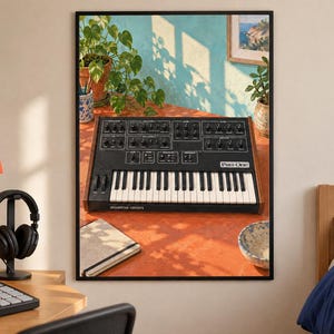 Pu&ograve; includere: Una stampa artistica da parete incorniciata raffigurante un sintetizzatore analogico Sequential Circuits Pro-One. Lo strumento a tastiera nero con pannelli laterali in legno &egrave; esposto su una superficie arancione, circondato da piante e una ciotola.