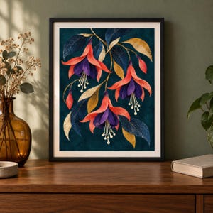 Op de afbeelding: Een ingelijste kunstdruk met een botanische illustratie van fuchsia bloemen met donkerpaarse harten, koraalroze bloemblaadjes en goudgele bladeren tegen een donkergroenblauwe achtergrond, gevat in een eenvoudige zwarte lijst.