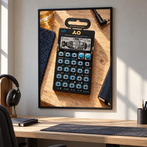 Op de afbeelding: Een zwarte pocket operator synthesizer met een digitaal LCD-scherm met een onderzeebootafbeelding, gelabeld sub en PO-137. Het apparaat heeft meerdere ronde knoppen met blauwe accenten, een ophanglipje aan de bovenkant en twee blauwe draaiknoppen.