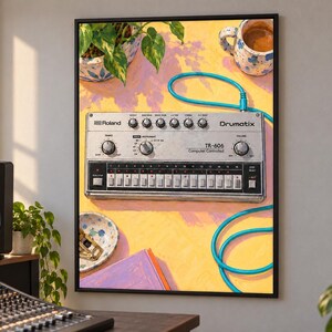 Pu&ograve; includere: Una stampa artistica da parete incorniciata che presenta un'illustrazione digitale di una drum machine Roland TR-606 Drumatix argentata su una superficie gialla con un cavo blu, una pianta in vaso, una tazza in ceramica e un libro viola.