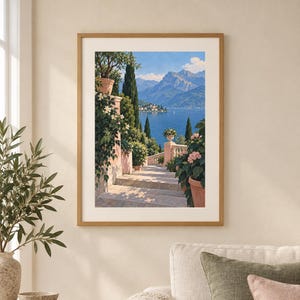 Peut inclure: Une impression d'art encadr&eacute;e repr&eacute;sentant un paysage m&eacute;diterran&eacute;en avec des escaliers en pierre menant &agrave; un lac bleu et des montagnes lointaines. La sc&egrave;ne pr&eacute;sente des pots en terre cuite avec des plantes vertes, des cypr&egrave;s et un ciel bleu.