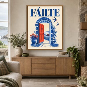 Puede incluir: Una l&aacute;mina de arte mural enmarcada con la palabra F&Aacute;ILTE en letras azules sobre un arco de piedra con una puerta roja brillante. La ilustraci&oacute;n incluye hiedra azul, una planta en maceta con flores rojas y dos golondrinas sobre fondo crema.