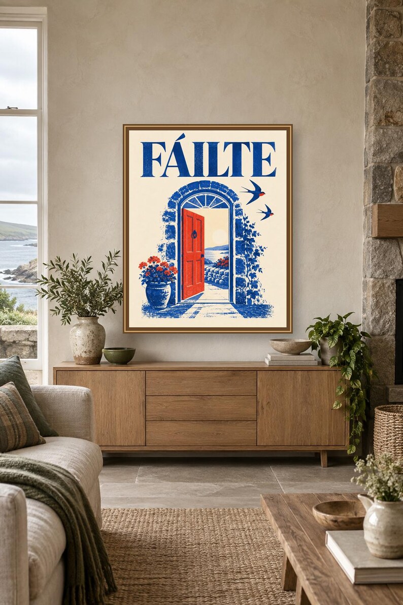 Puede incluir: Una l&aacute;mina de arte mural enmarcada con la palabra F&Aacute;ILTE en letras azules sobre un arco de piedra con una puerta roja brillante. La ilustraci&oacute;n incluye hiedra azul, una planta en maceta con flores rojas y dos golondrinas sobre fondo crema.
