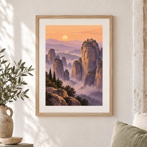 Pu&ograve; includere: Una stampa artistica verticale incorniciata che raffigura un paesaggio di alte formazioni rocciose frastagliate che si ergono sopra una valle nebbiosa al tramonto. Un piccolo edificio si trova sulla vetta centrale sotto un cielo aranciato.