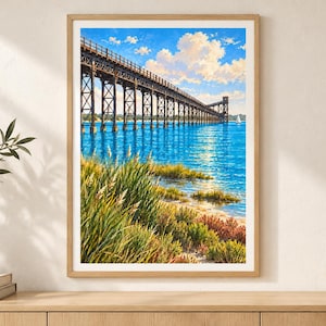 Peut inclure: Une impression d'art murale encadr&eacute;e repr&eacute;sentant une longue jet&eacute;e en bois s'&eacute;tendant sur une eau bleu vif sous un ciel parsem&eacute; de nuages blancs. Le premier plan montre des herbes c&ocirc;ti&egrave;res vertes et des arbustes le long d'une rive sablonneuse.