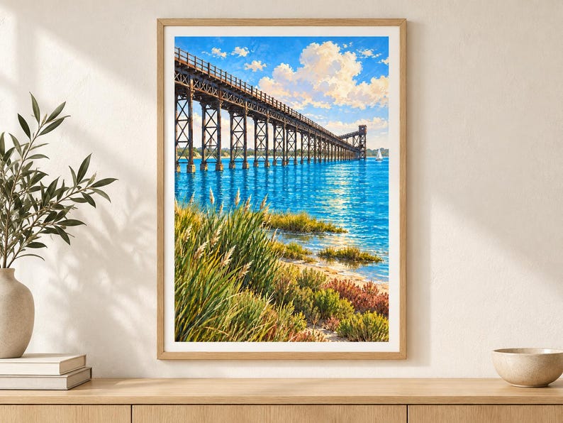 Peut inclure: Une impression d'art murale encadr&eacute;e repr&eacute;sentant une longue jet&eacute;e en bois s'&eacute;tendant sur une eau bleu vif sous un ciel parsem&eacute; de nuages blancs. Le premier plan montre des herbes c&ocirc;ti&egrave;res vertes et des arbustes le long d'une rive sablonneuse.