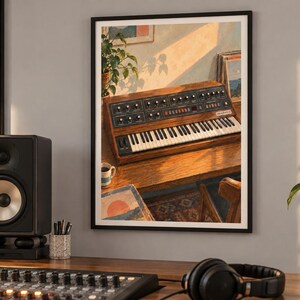 Puede incluir: Una impresi&oacute;n de arte mural enmarcada que representa un sintetizador anal&oacute;gico vintage con chasis de madera, panel de control negro y teclas blancas sobre un escritorio de madera. La escena incluye una taza de caf&eacute;, una planta y luz solar c&aacute;lida.