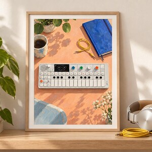 Pu&ograve; includere: Una stampa artistica incorniciata che mostra un sintetizzatore portatile bianco con schermo nero, manopole colorate e una tastiera. Il sintetizzatore &egrave; posizionato su una superficie color pesca insieme a un taccuino blu, un cavo audio giallo e una tazza di caff&egrave;.