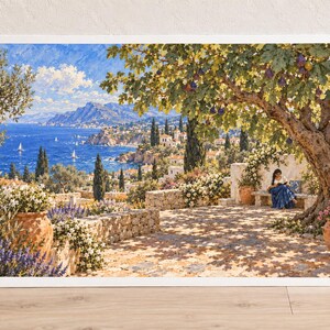 Puede incluir: Una l&aacute;mina de arte rectangular que representa una escena costera mediterr&aacute;nea con una gran higuera en primer plano, una terraza de piedra y una persona sentada en un banco leyendo. El fondo muestra un mar azul profundo y monta&ntilde;as.