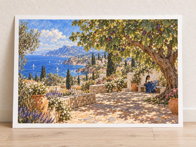 Puede incluir: Una l&aacute;mina de arte rectangular que representa una escena costera mediterr&aacute;nea con una gran higuera en primer plano, una terraza de piedra y una persona sentada en un banco leyendo. El fondo muestra un mar azul profundo y monta&ntilde;as.