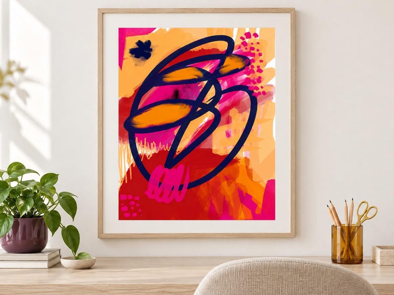 Pu&ograve; includere: Una stampa d'arte astratta incorniciata con un audace disegno a linea continua blu scuro sovrapposto a blocchi vibranti di arancione, rosa acceso e rosso. La composizione include pennellate strutturate e piccoli motivi a punti sullo sfondo.