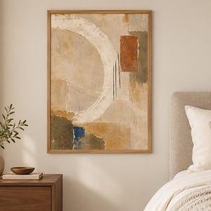 Puede incluir: Una pieza de arte mural rectangular en un marco de madera clara que presenta una composici&oacute;n abstracta con una gran pincelada circular blanca, un rect&aacute;ngulo vertical color terracota y parches de pintura en tonos beige, verde oliva y azul.