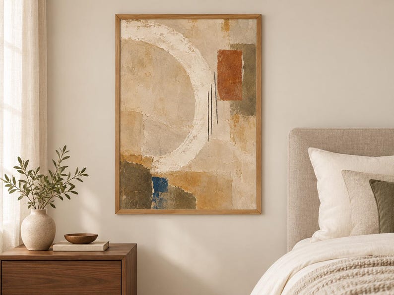Puede incluir: Una pieza de arte mural rectangular en un marco de madera clara que presenta una composici&oacute;n abstracta con una gran pincelada circular blanca, un rect&aacute;ngulo vertical color terracota y parches de pintura en tonos beige, verde oliva y azul.