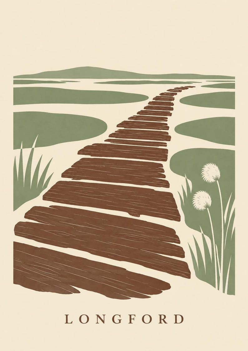 Puede incluir: Una impresi&oacute;n de arte gr&aacute;fico que muestra un camino de pasarela de madera marr&oacute;n que se extiende hacia un paisaje de marismas verdes y colinas lejanas. La escena incluye plantas blancas esponjosas a la derecha y el texto LONGFORD abajo.