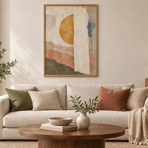 Puede incluir: Una pieza de arte mural rectangular en un marco de madera que presenta una composici&oacute;n abstracta con un gran c&iacute;rculo amarillo, una franja vertical blanca texturizada y bandas horizontales en tonos verde, rosa y azul sobre un fondo neutro.