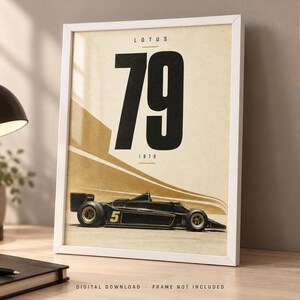 Pu&ograve; includere: Un poster incorniciato raffigurante un'auto da corsa Lotus 79 nera e oro con il numero 5 sul fianco. Il design include il testo LOTUS, il grande numero 79 e l'anno 1978 in nero su uno sfondo color crema con accenti grafici dorati.