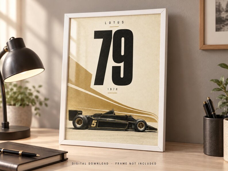 Pu&ograve; includere: Un poster incorniciato raffigurante un'auto da corsa Lotus 79 nera e oro con il numero 5 sul fianco. Il design include il testo LOTUS, il grande numero 79 e l'anno 1978 in nero su uno sfondo color crema con accenti grafici dorati.