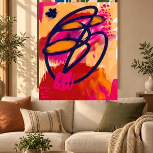 Pu&ograve; includere: Una stampa artistica da parete rettangolare con una composizione astratta caratterizzata da audaci linee continue blu scuro sovrapposte a vivaci macchie di rosa acceso, arancione brillante e rosso intenso, con piccoli punti e pennellate.