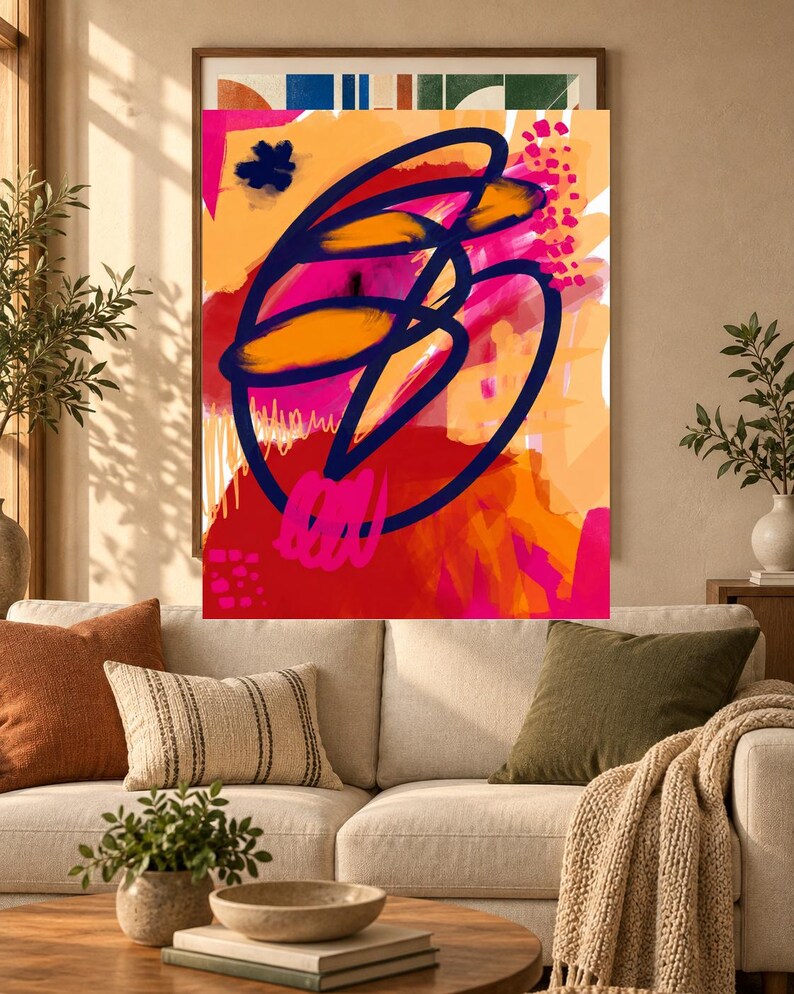 Pu&ograve; includere: Una stampa artistica da parete rettangolare con una composizione astratta caratterizzata da audaci linee continue blu scuro sovrapposte a vivaci macchie di rosa acceso, arancione brillante e rosso intenso, con piccoli punti e pennellate.