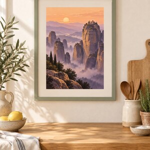 Pu&ograve; includere: Una stampa d'arte incorniciata raffigurante un'illustrazione paesaggistica di alti pilastri rocciosi che si ergono sopra una valle nebbiosa al tramonto. La scena include un piccolo edificio in cima a una scogliera, cipressi e un cielo arancione.