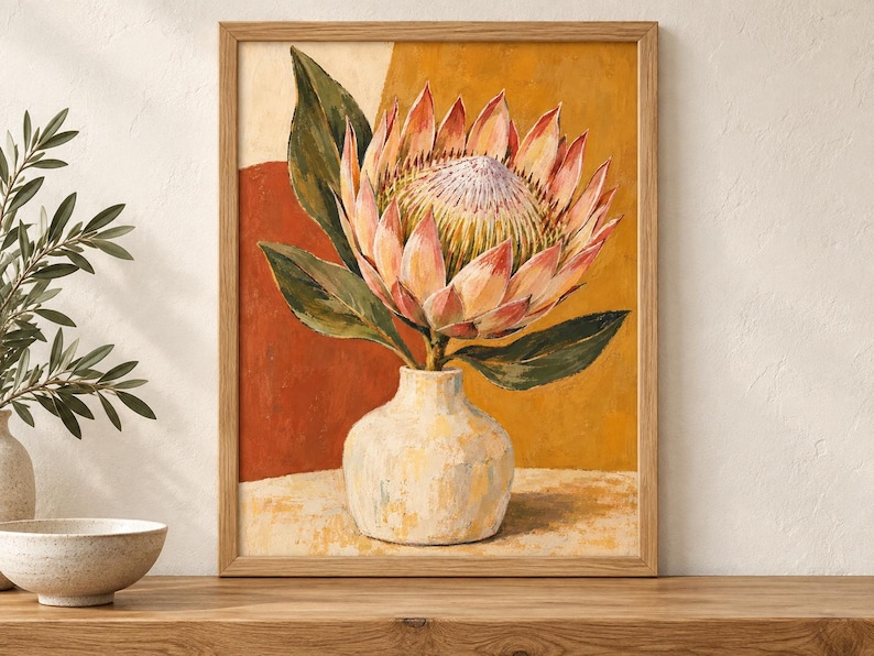 Pu&ograve; includere: Un dipinto incorniciato raffigurante un grande fiore di protea rosa e bianco con foglie verdi in un vaso testurizzato di colore chiaro. Lo sfondo presenta blocchi astratti di caldi colori ocra e terracotta, il tutto racchiuso in una cornice di legno.