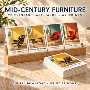 K&ouml;nnte beinhalten: Ein Set aus 20 druckbaren Kunstkarten und A2-Drucken mit dem Titel MID-CENTURY FURNITURE, die Illustrationen eines Eames Lounge Chair, Noguchi Coffee Table, Womb Chair und Egg Chair zeigen. Die Karten stehen in einem Holzst&auml;nder.