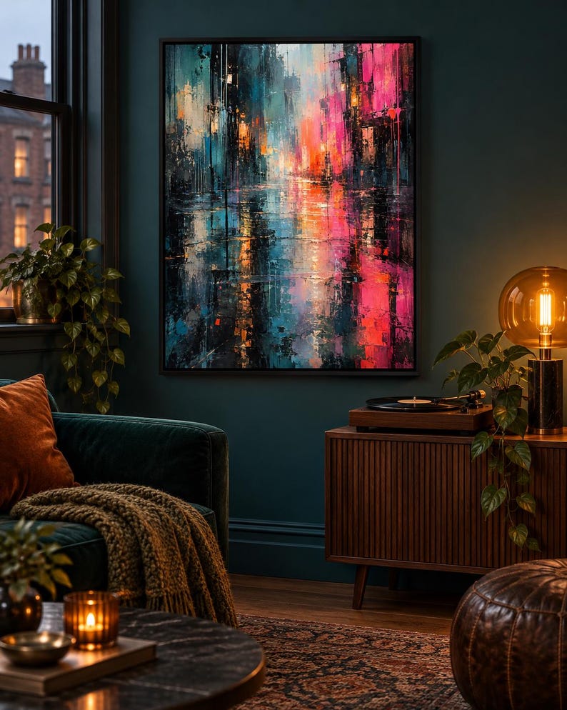 Puede incluir: Una pieza de arte mural rectangular enmarcada que presenta una pintura abstracta de paisaje urbano con trazos verticales vibrantes en rosa intenso, azul profundo y naranja, representando una calle lluviosa con reflejos de luces brillantes.