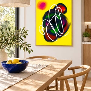 Puede incluir: Una pieza de arte mural enmarcada rectangular que presenta un fondo amarillo brillante con una composici&oacute;n abstracta central de pinceladas giratorias de color verde oscuro, azul y rojo superpuestas con un dibujo de l&iacute;nea blanca continuo y audaz.