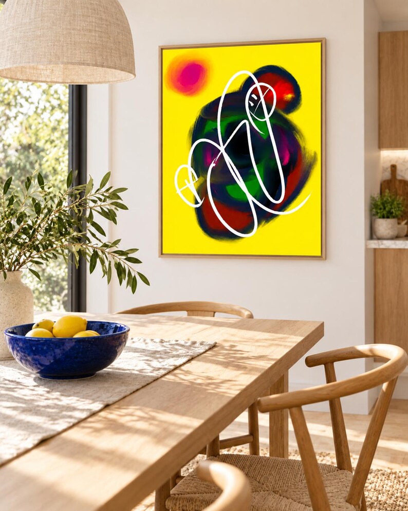 Puede incluir: Una pieza de arte mural enmarcada rectangular que presenta un fondo amarillo brillante con una composici&oacute;n abstracta central de pinceladas giratorias de color verde oscuro, azul y rojo superpuestas con un dibujo de l&iacute;nea blanca continuo y audaz.