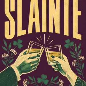 Pu&ograve; includere: Un'illustrazione grafica su sfondo viola scuro con la parola SL&Aacute;INTE in grandi lettere gialle. Due mani sono raffigurate mentre brindano con bicchieri pieni di un liquido dorato, circondate da foglie di trifoglio verdi e piccoli fiori bianchi.