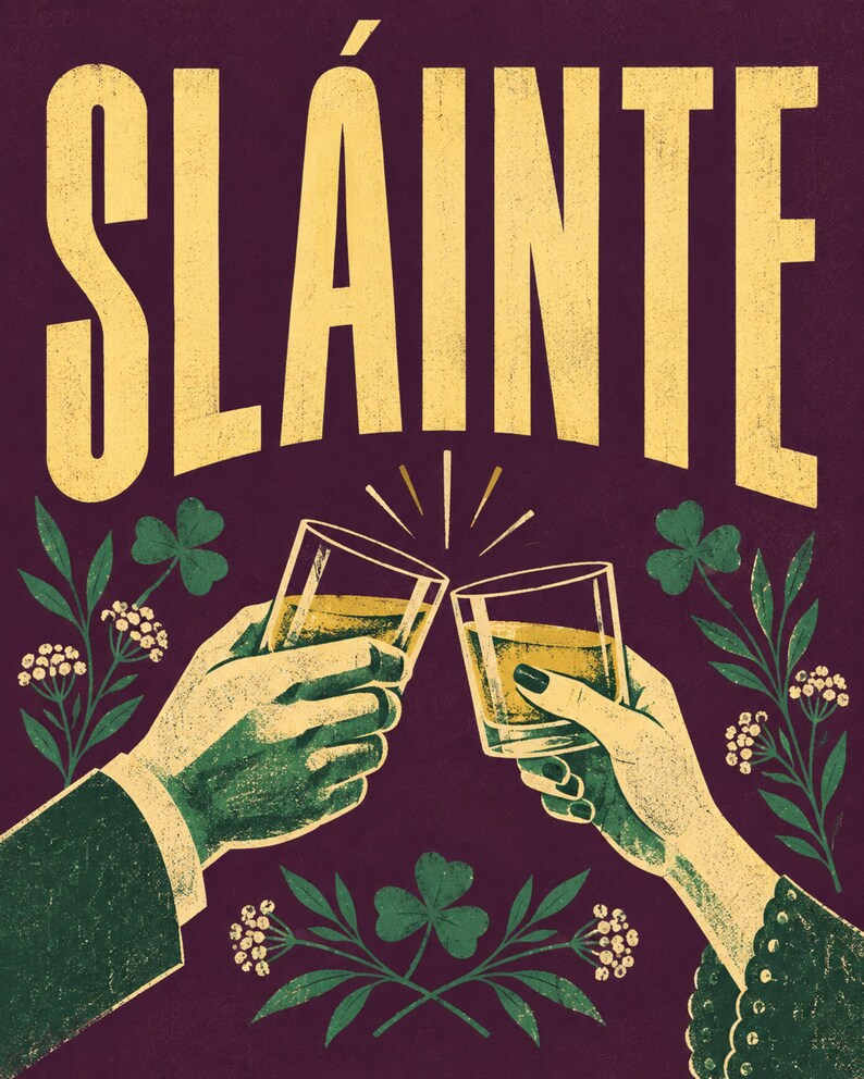 Pu&ograve; includere: Un'illustrazione grafica su sfondo viola scuro con la parola SL&Aacute;INTE in grandi lettere gialle. Due mani sono raffigurate mentre brindano con bicchieri pieni di un liquido dorato, circondate da foglie di trifoglio verdi e piccoli fiori bianchi.